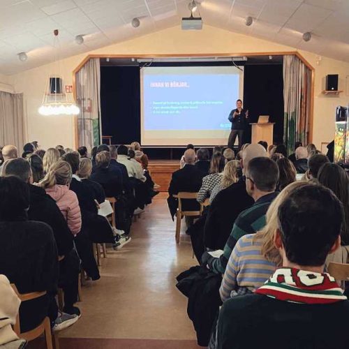 Patricia Richter håller ett seminarium med Smartphone Free Childhood Sverige